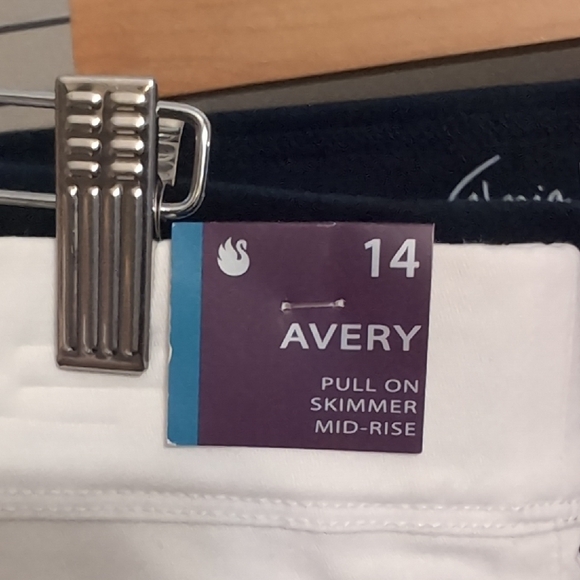 Bundle Of 2 NWT Gloria Vanderbilt Capris - Picture 7 of 7